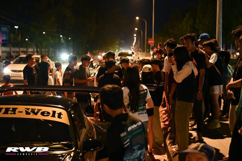 Night meet crowd